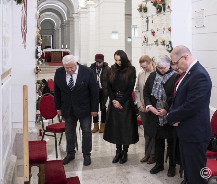 A tíz évvel ezelőtt eltávozott Buzánszky Jenő emléke előtt tisztelgett az Aranycsapat Testület.