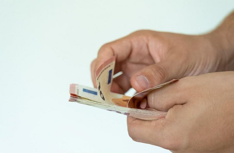 Az egyik szakszervezet 2024-től 750 euróra szeretné emelni a minimálbért.