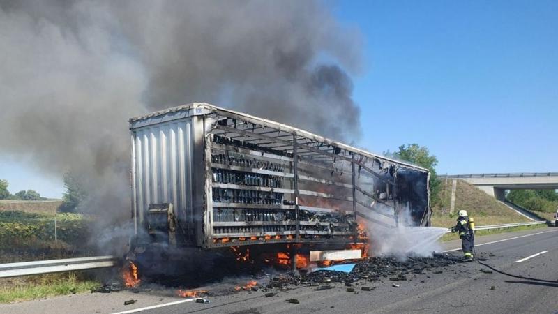 Kisteherautó gyulladt ki az M7-es autópályán, ezért kérjük, hogy fokozott óvatossággal közelítsenek az érintett szakaszhoz.