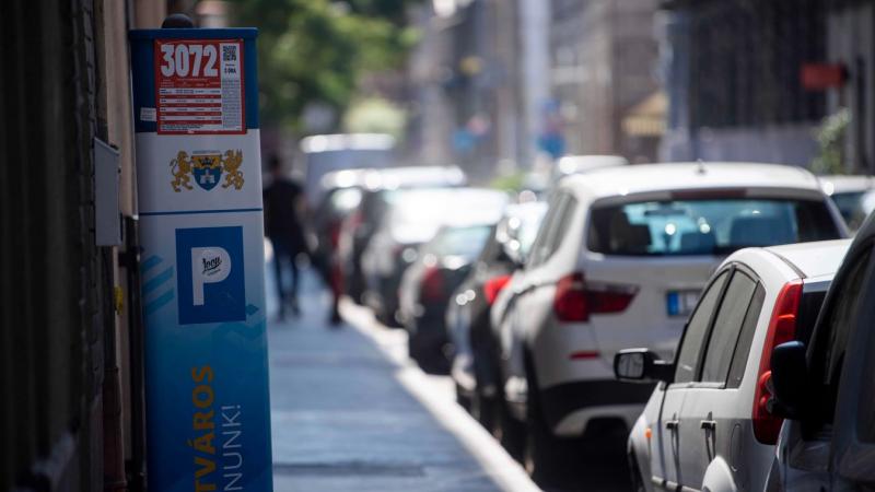 A főváros radikálisan megemelné a parkolási tarifákat.