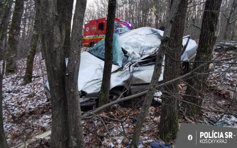 TRAGÉDIA: Egy Octavia kicsúszott az útról, és egy fának csapódott.