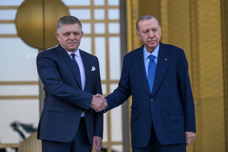 Fico és Erdogan aláírták a Szlovákia és Törökország közötti stratégiai partnerségről szóló nyilatkozatot, ezzel új fejezetet nyitva a két ország közötti kapcsolatokban. A megállapodás célja a kölcsönös együttműködés erősítése különböző területeken, beleér