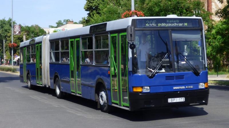 Egy különleges kezdeményezés keretében csuklós BKV-buszt adományoznak a mentőkutyás szolgálat számára. Az adomány célja, hogy támogassa a kutyás mentőegységek munkáját, amelyek számos életet mentenek meg a sürgősségi helyzetekben. A busz nemcsak praktikus