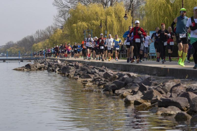 Idén 250 bátor futó vágott bele a kihívásba, hogy egyetlen lélegzetvétellel teljesítse a Balaton Szupermaratont.