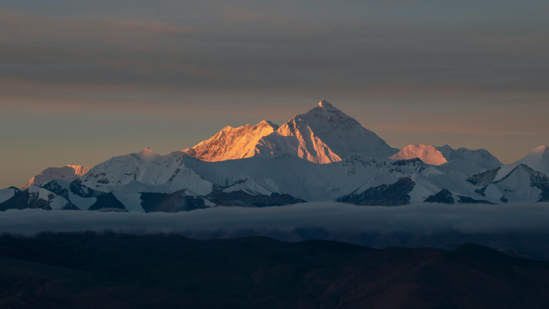 A Mount Everest lábainál drámai fordulatok zajlanak, hiszen számos hegymászó szorult kritikus helyzetbe. Az időjárás hirtelen megváltozása és a nehéz terep komoly kihívások elé állítja a kalandorokat, akik az álmaik megvalósításáért küzdenek.