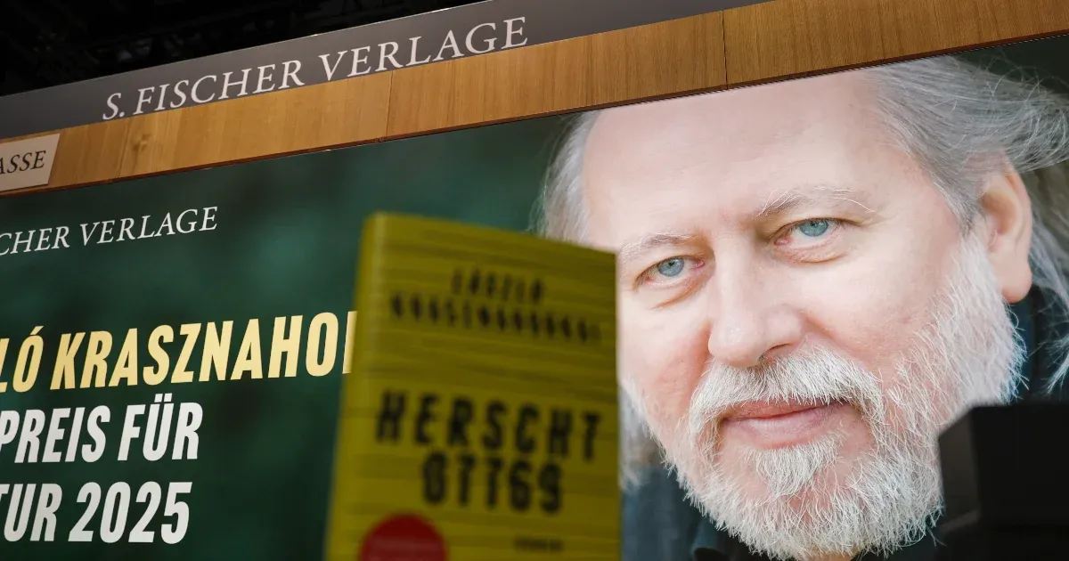 Krasznahorkaik műveit egy A4-es plakát népszerűsíti a Frankfurti Könyvvásár magyar standján, míg más helyszíneken LED-kijelzők hívják fel a figyelmet rá.