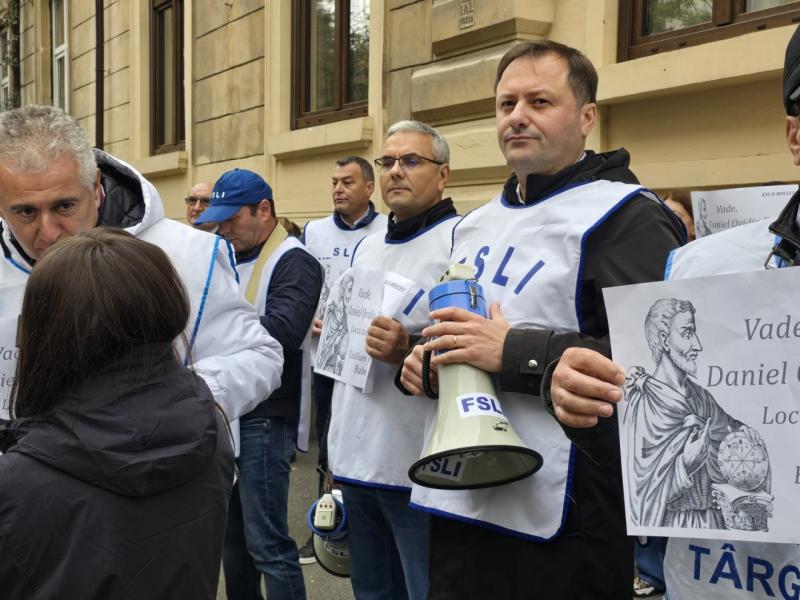 Tanárbérek: Az oktatási minisztériumot félretájékoztatással vádolják (VIDEÓ) | Krónika
A legfrissebb hírek szerint az oktatási minisztériumot komoly kritikák érik, mivel sokan úgy érzik, hogy a tájékoztatásuk nem tükrözi a valóságot a tanárok bérének ala