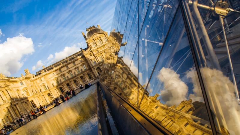 A párizsi Louvre múzeumot lezárták, miután rablás történt: a tettesek sikeresen elmenekültek a francia koronaékszerekkel. - Pénzcentrum