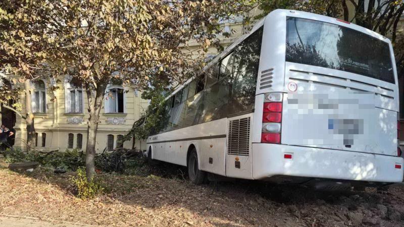 Szolnokon történt egy buszbaleset, amely során 23 személy sérült meg, közöttük négy gyermek is.