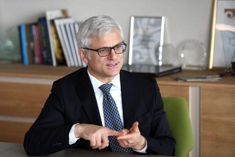 Erste Bank vezérigazgatója az adóduplázás kapcsán hangsúlyozta: mindenkinek felül kell vizsgálnia, hogy mennyire megbízhatóan lehet tervezni Magyarországon.