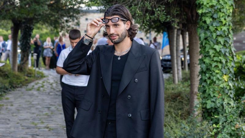 Szoboszlai Dominik visszahozta a '80-as évek ikonikus farmerstílusát, amely sokak emlékében él még. Fedezd fel, hol találhatod meg te is ezeket a különleges darabokat! - Life