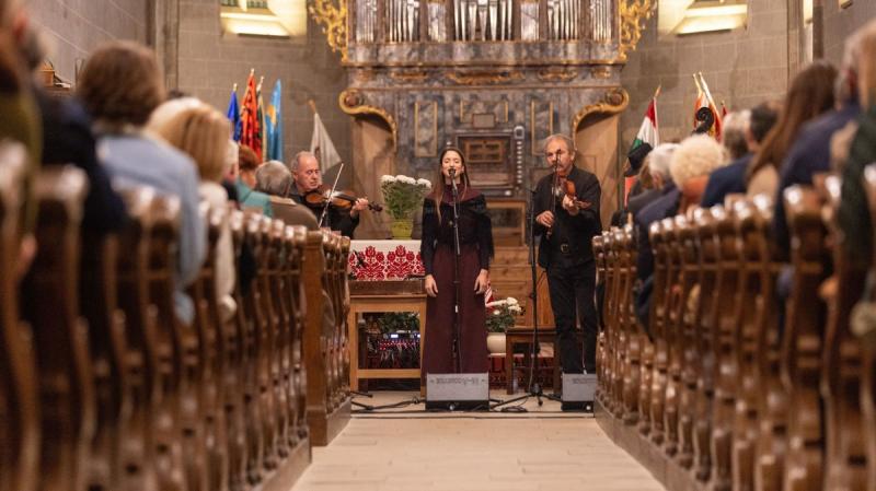Erdély varázslatos tájain járt a Muzsikás együttes, ahol a népzene és a helyi kultúra szívverését hozták el magukkal. Az ősi hagyományok és a modern zenei elemek találkozása igazi élményt nyújtott a közönségnek, akikkel együtt élték át a dallamokkal teli 